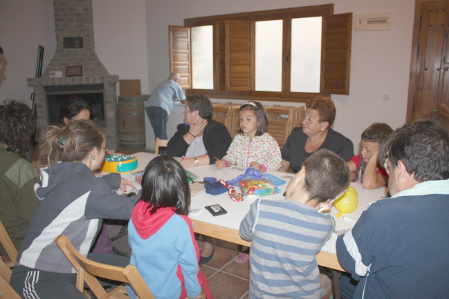 Jugadores con sus cartones hechando un bingo, durante la Semana Cultural de Jal�n de Cameros. &copy; Rebeca S�enz Blanco.